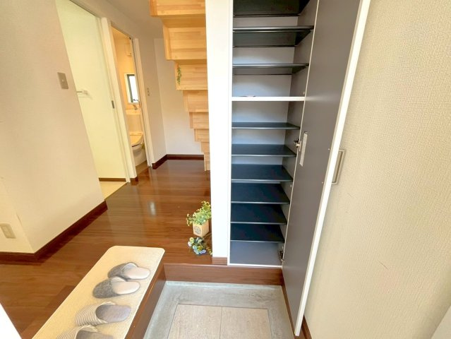 靴がたくさん入る階段下のシューズボックス。