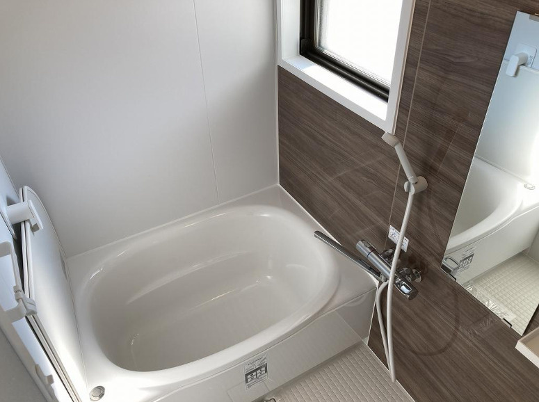 自然換気の行える浴室窓付きバスルーム！