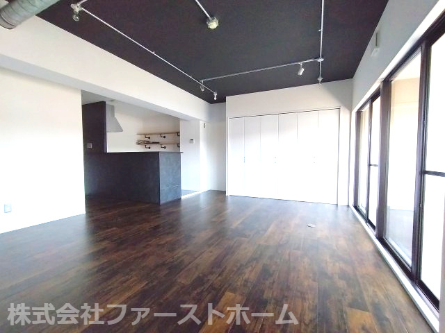 白い壁は光を反射し部屋を明るく見せます。どんな色とも合わせやすいのでインテリアのコーディネートの幅も広がります。