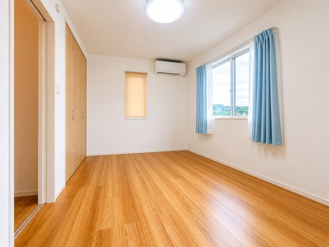 主寝室としておすすめの約7.5帖洋室です。大きな窓から自然光が差し込み、明るく開放感のある空間となっています。クローゼット付きで収納力も確保されており、お部屋を広く使える点も魅力。