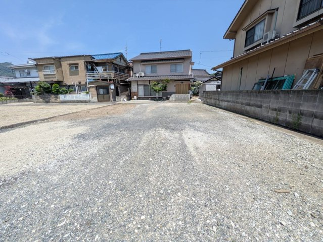 敷地の広さがしっかり感じられる売土地です。周辺は戸建住宅が立ち並ぶ落ち着いた住宅地です。徒歩圏内に府中駅や公園、図書館などが揃っており、休日のお出かけや日常生活にも便利な立地となっています。