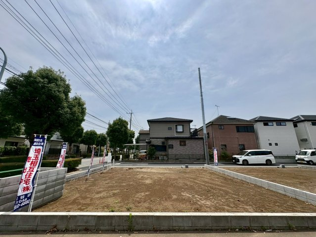 A区画　バス停から徒歩4分！閑静な住宅地、角地！花田小学校まで徒歩2分(約160ｍ)お子様の通学は安心！スーパーマルサン越谷花田店徒歩5分(350ｍ)お買い物は近くて便利！お気軽にお問い合わせください