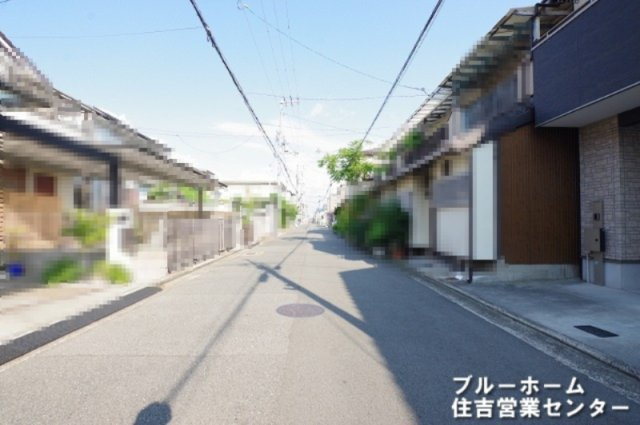前面道路の幅員はゆとりがありお車の駐車も楽々です！