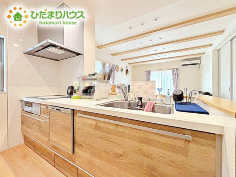 キッチンは収納数もさる事ながら、リビングで寛ぐ家族や小さなお子様を見守りながら料理が出来る「対面式の温もり設計」。キッチンから立ち込める香りが今日の料理を期待させます。