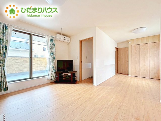 8帖+5帖の広々とした主寝室♪バルコニーに面していて、たっぷり光りの入る明るい主寝室です！