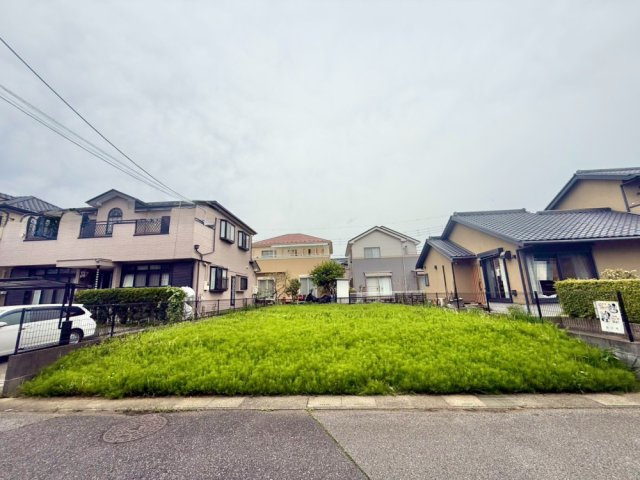 ■土地面積約51坪！　■お好きなハウスメーカーで建築可能です！　■南東向きで日当たりは良好です！　■関小学校徒歩9分(700ｍ)・吉川市立中央中学校徒歩7分(550ｍ)