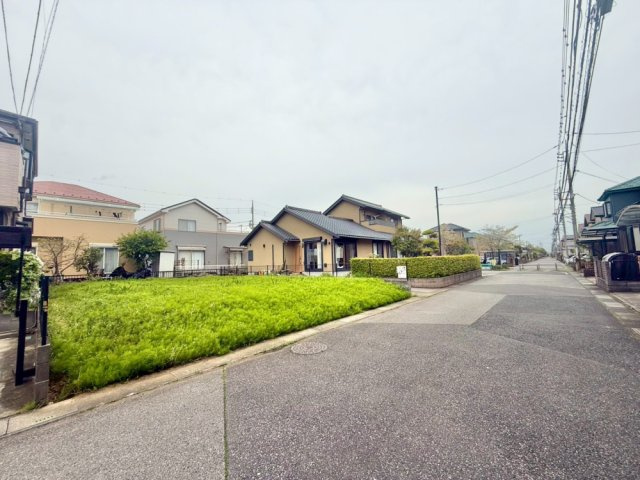 ■土地面積約51坪！　■お好きなハウスメーカーで建築可能です！　■南東向きで日当たりは良好です！　■関小学校徒歩9分(700ｍ)・吉川市立中央中学校徒歩7分(550ｍ)