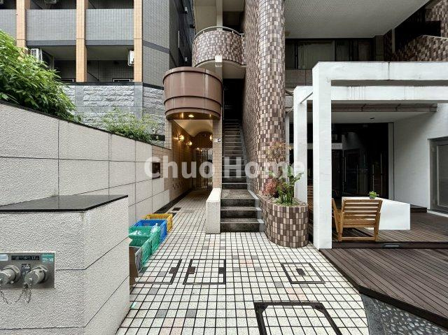 【エントランス】マンションのエントランスは、その物件の印象を決める、顔とも言える場所です。毎日通る場所ですからきれいなのが一番です。