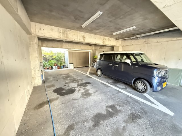 1階部分はビルトインガレージ。雨の日でも濡れずに乗り降りができ、愛車をしっかり保護できます。複数台駐車も可能な広さがあり、来客用スペースとしても活用できます。アウトドア用品や自転車置場としても便利。