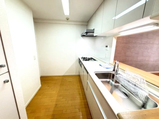 対面式のキッチンです。食洗器、3口コンロを採用しています。