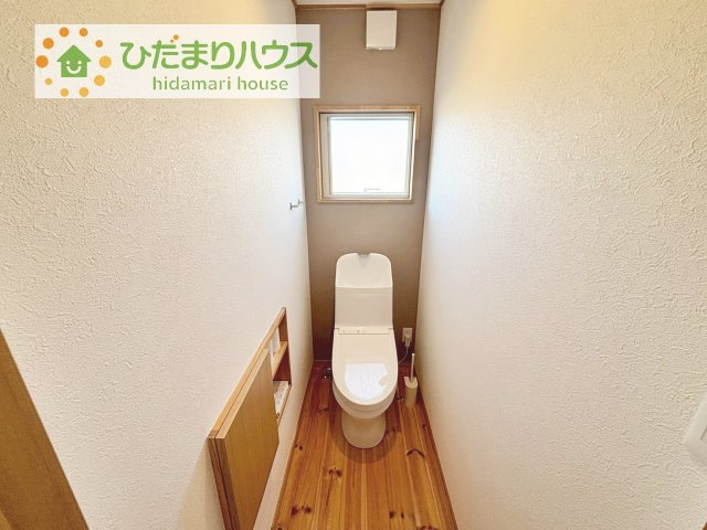 小窓が付いているので、トイレも明るい空間になっております♪