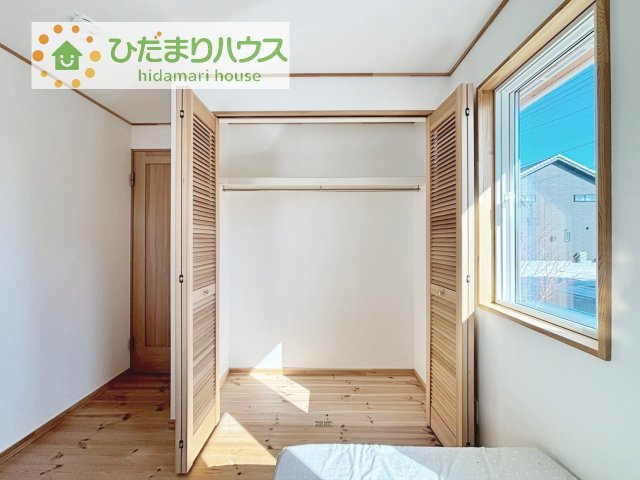 お気に入りの服やバッグがたっぷりしまえるウォークインクローゼットがあります♪