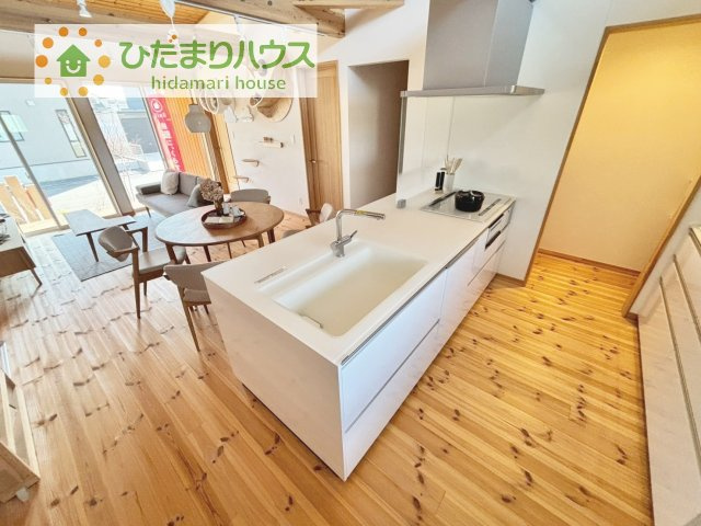 リビングを見渡せるキッチンはお子様を見ながらでも料理が出来て安心ですね☆