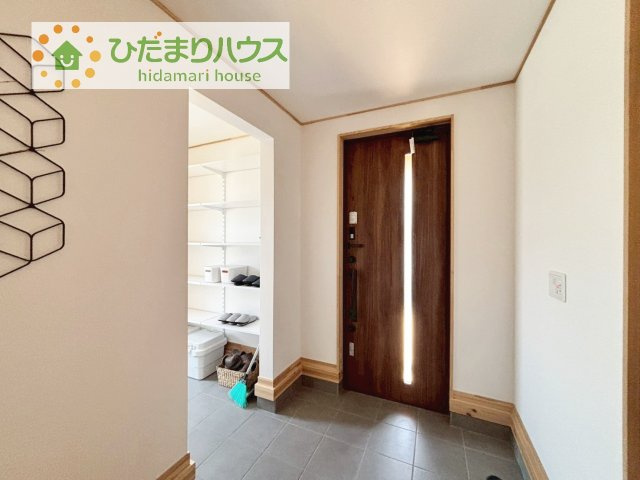 毎日「行ってきます」「ただいま」をいう玄関は明るく光が差し込みます♪