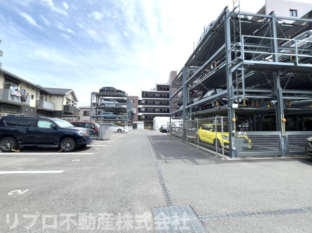 敷地内駐車場は要空き確認です。