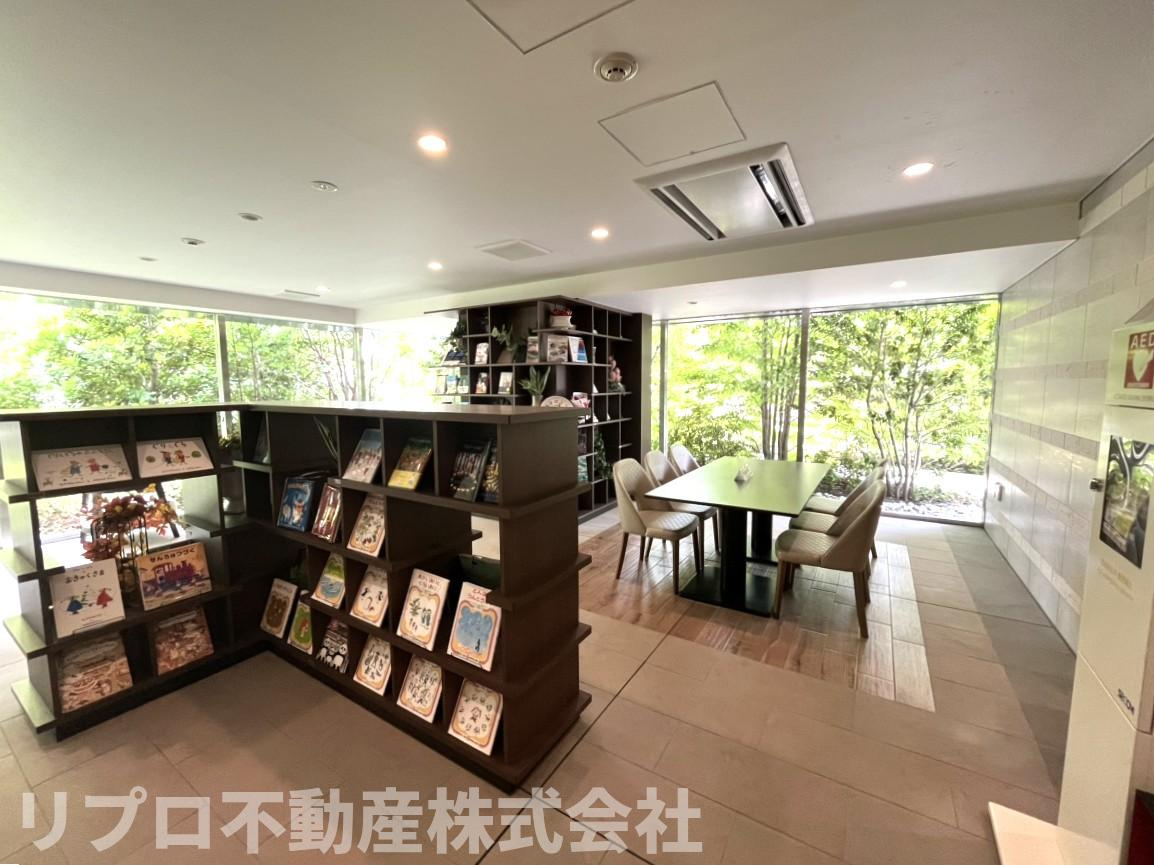 共用部分、エントランス内ライブラリーがありコミュニケーション良好なマンションです♪