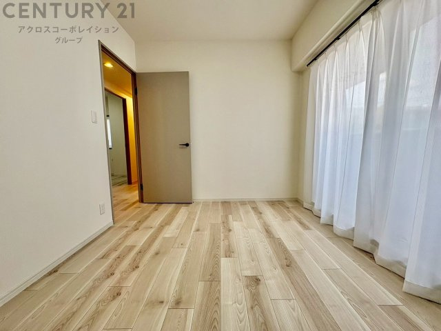 寝室…リラックスできるプライベート空間で、快適な睡眠をサポート。個人の好みに合わせたインテリアや寝具で心地良さを追求。プライベートな時間を過ごし、リフレッシュする場所におすすめです。