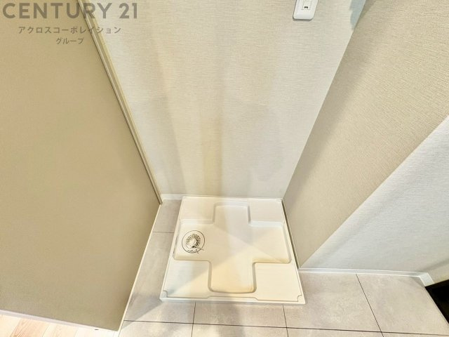 洗濯物の仕分け作業がしやすく、整理整頓が容易になります。洗濯音や湿気を他の部屋に持ち込まず、生活環境を快適に保ちます。上部を活用すれば収納スペースを確保でき洗剤や洗濯用品の整理もしやすくなります。
