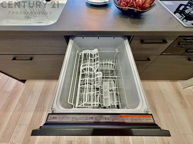 食器洗浄乾燥機は手洗いに比べて時間や労力を節約できます。また、高温のお湯で洗浄されるため、雑菌や細菌を殺菌する効果もあります。さらに、乾燥機能があるため、手で拭く手間も省け衛生的に保管できます。