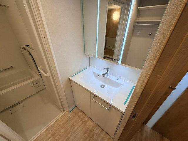 朝の身支度がスムーズに。合わせ鏡ができる三面鏡＆たっぷり収納の三面鏡付洗面化粧台。