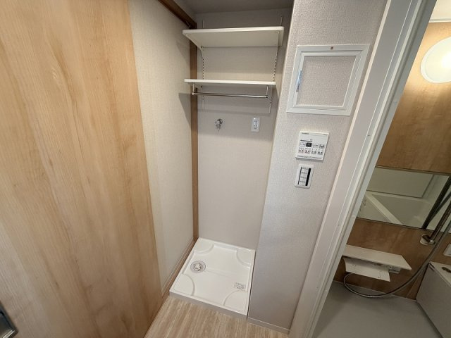洗濯機置場には、洗濯機用防水パンと可動棚を採用。