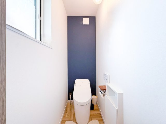 1階のトイレは、コンパクトで掃除がしやすいタンクレストイレです！