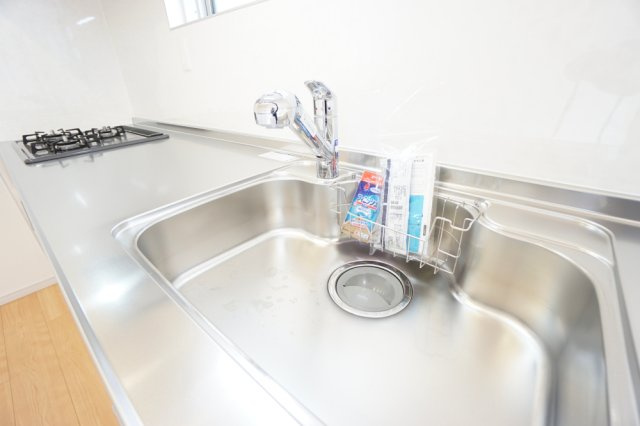 ◆キッチン水栓、浄水器◆　広々としたシンクで食器や調理器具等の洗い物が楽にできます。水栓は浄水器付きです。　簡単においしいお水を使用することが出来ます。