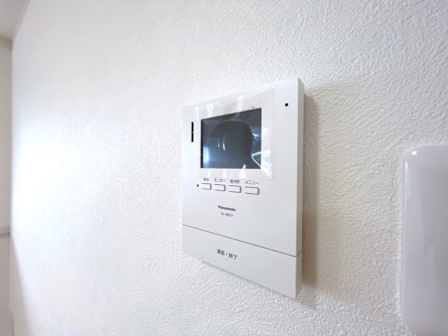 ◆カメラモニター付きインターホン◆　モニター付きのインターホンを採用しています。　声だけではなく、映像も映ることで安心してお客様を迎えられます。　
