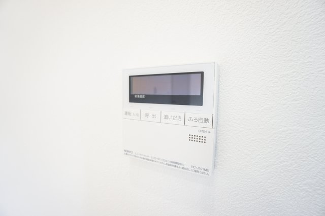 ◆給湯器リモコン◆　給湯器も交換済みです。自動湯張り、追い炊き機能付きです。　浴室、リビング（キッチン）の2か所で操作する事が可能です。　