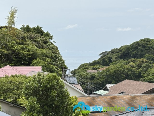 撮影時は曇りでしたが、海が見えます。