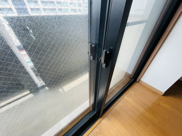 二重サッシでは防音や外との音も聞こえずらいです。