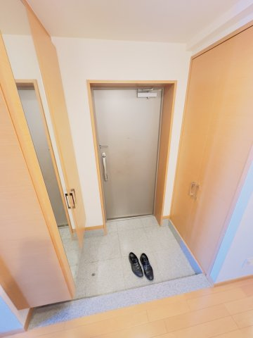 収納豊富な玄関
