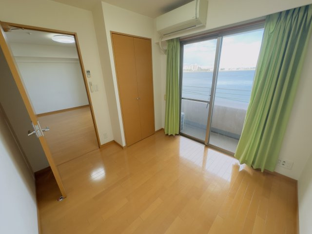 北側洋室は室内から海が見えます