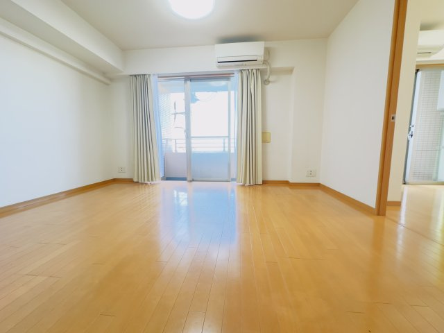 窓が大きく明るいリビング