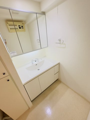 3面鏡の独立洗面台