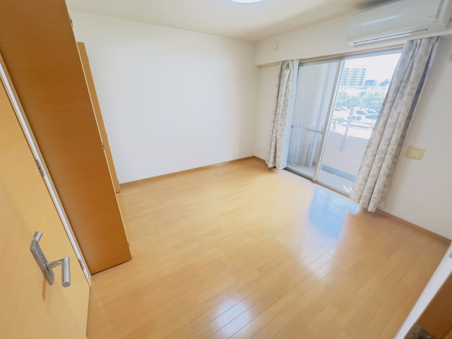 南向きで明るい洋室