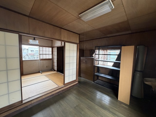 2階の板の間は、趣味の空間や収納としても重宝する設計です