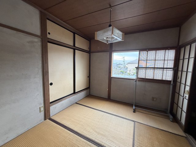 収納スペースを備えた、独立性の高い2階の和室です
