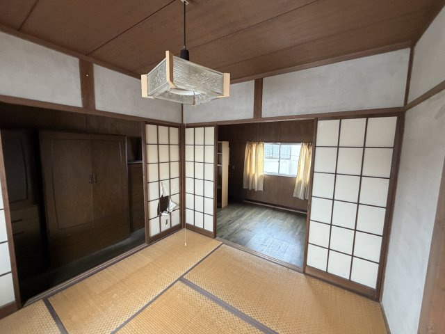 襖を開けることで隣の洋室と繋げて使える2階の和室