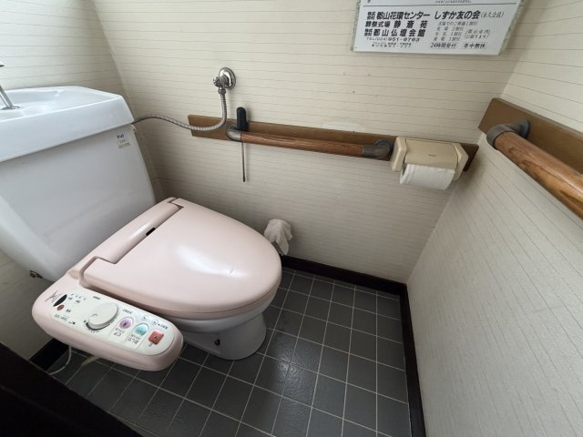 手すり付きで安心のトイレ。温水洗浄便座が備わり、日常の使い勝手も良好です。