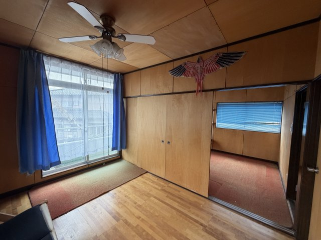 木目が温かい雰囲気の洋室。大きな窓から光が入り、居室や趣味部屋として快適に使えます。