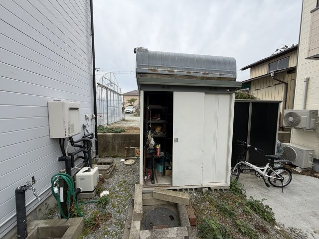 物置や作業スペースが充実。工具やアウトドア用品の収納に便利。