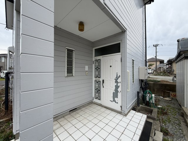 明るい玄関アプローチが魅力。屋根付きで雨の日も安心、外水栓も備わり実用性の高い外構です