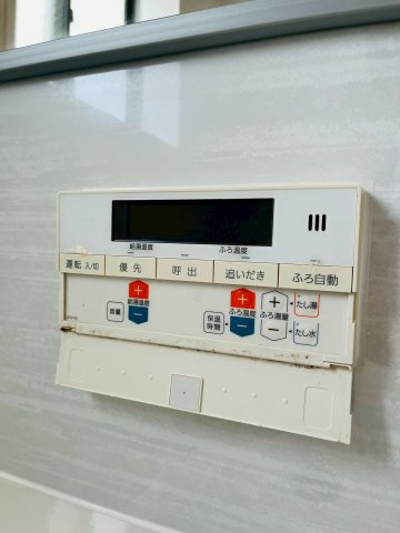帰宅時間がバラバラでも、いつでも暖かいお風呂に入れる追い焚き機能つき。