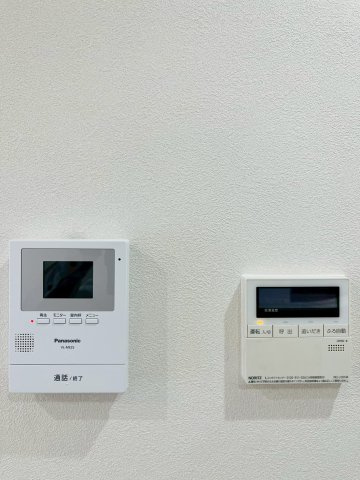 来客時に姿を確認できるモニタ付きインターホン。