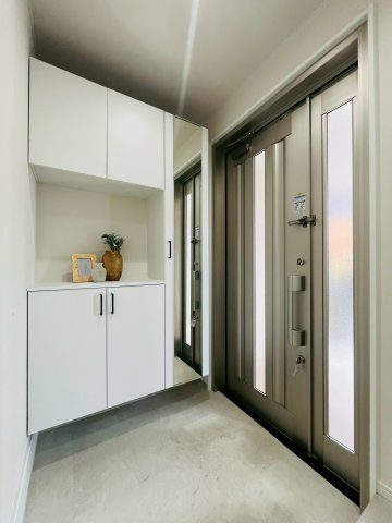 毎日出迎えてくれる玄関ホール。採光部が広い親子ドアは玄関を明るくしてくれます。