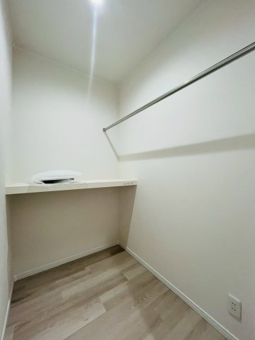 玄関入ってすぐの収納スペース。ハンガーをかけられるポールが設置されており、アウターをかけたり、除湿機を置いて室内干しに使ったりできそうです。