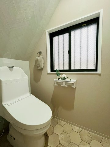 トイレには大きめの窓があります。