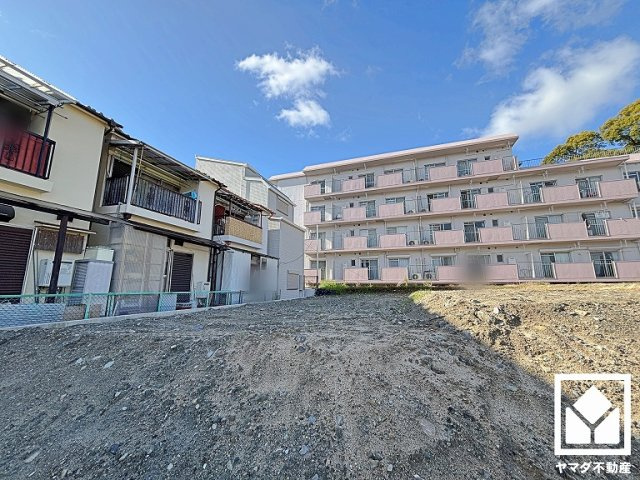 道路を挟んで北西側に緑豊かな「猪名川風致公園」があり、春にはお花見も楽しめます。徒歩圏内に斜面を利用した大きなすべり台がある「西浦公園」もあり、子育て世帯の方にもお勧めです。