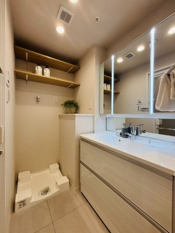 3面鏡付き洗面台新規交換済み。カウンター部分にはコスメグッズ等沢山置けて、欲しいものがすぐ手に届く空間に。